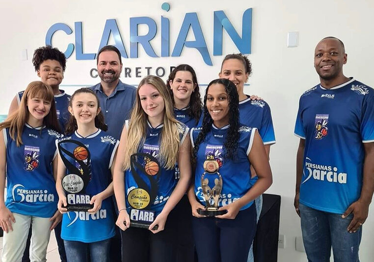 O coordenador Thiago com as jogadoras na sede da patrocinadora Clarian