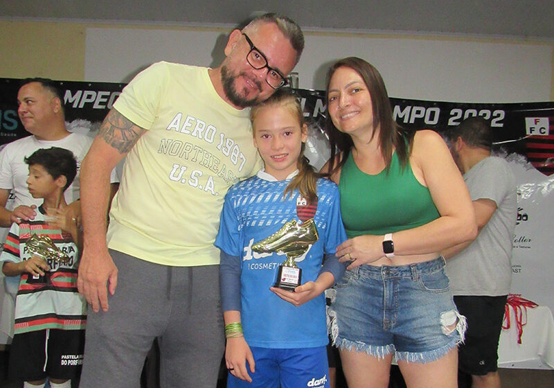 Maria Eduarda com os pais Anderson e Juliana na premiação