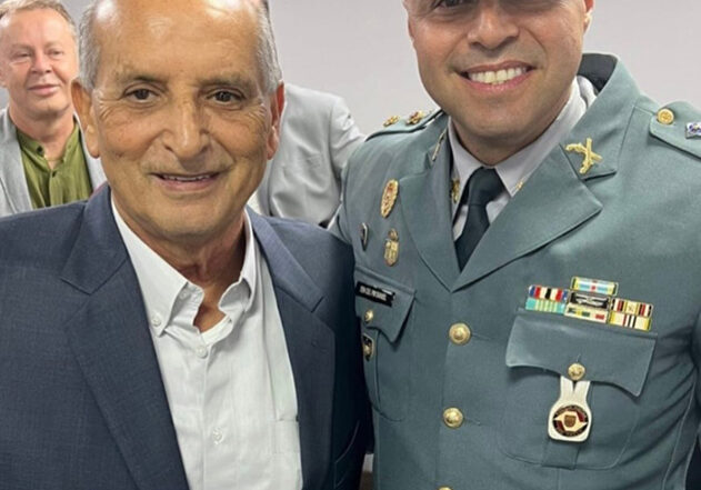 O ex-prefeito Omar Najar e o
tenente coronel Adriano Daniel
